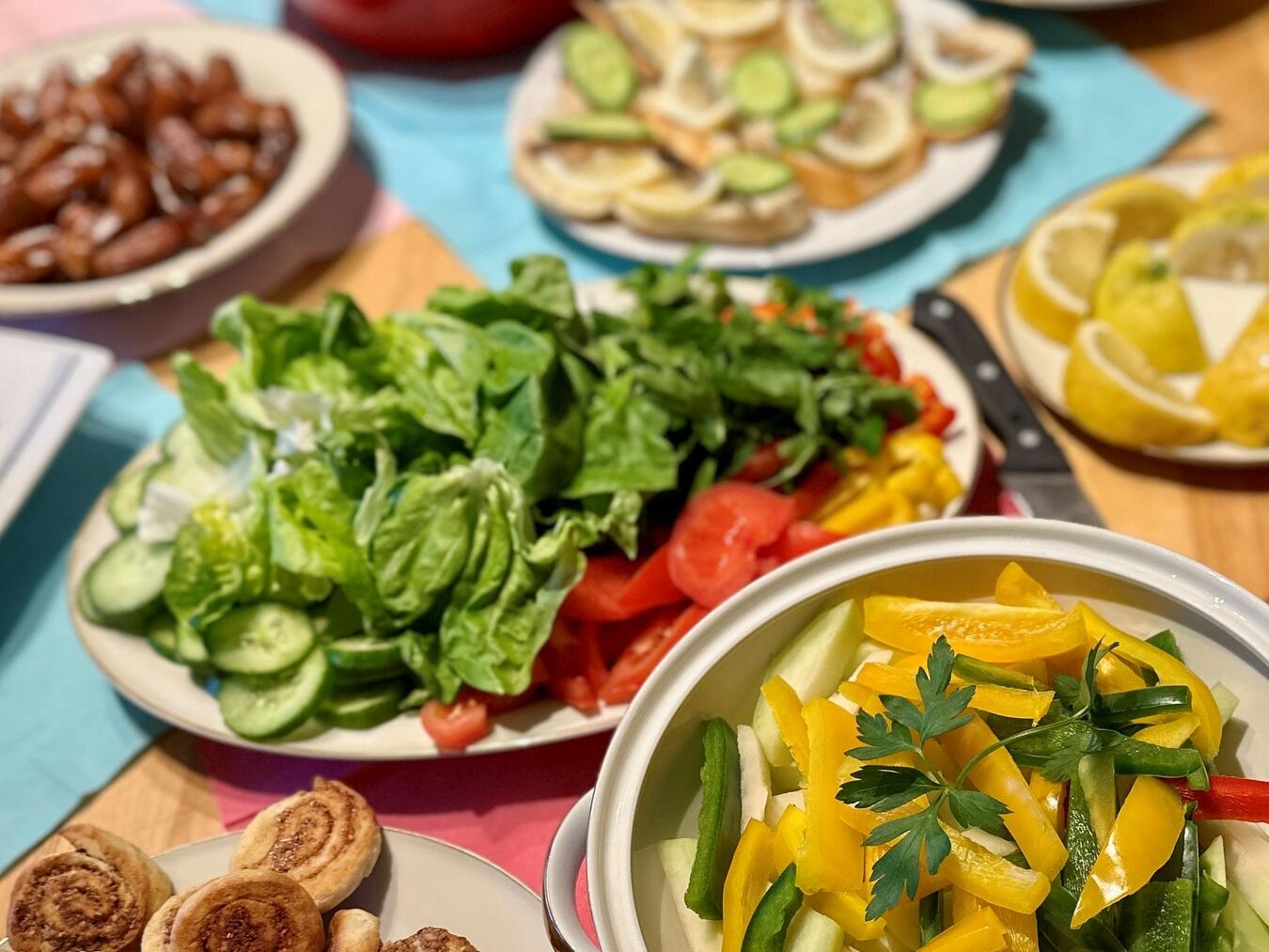 Mit ganz unterschiedlichen Gerichten aus den Heimatländern der jungen Menschen wurde das Fasten gebrochen.