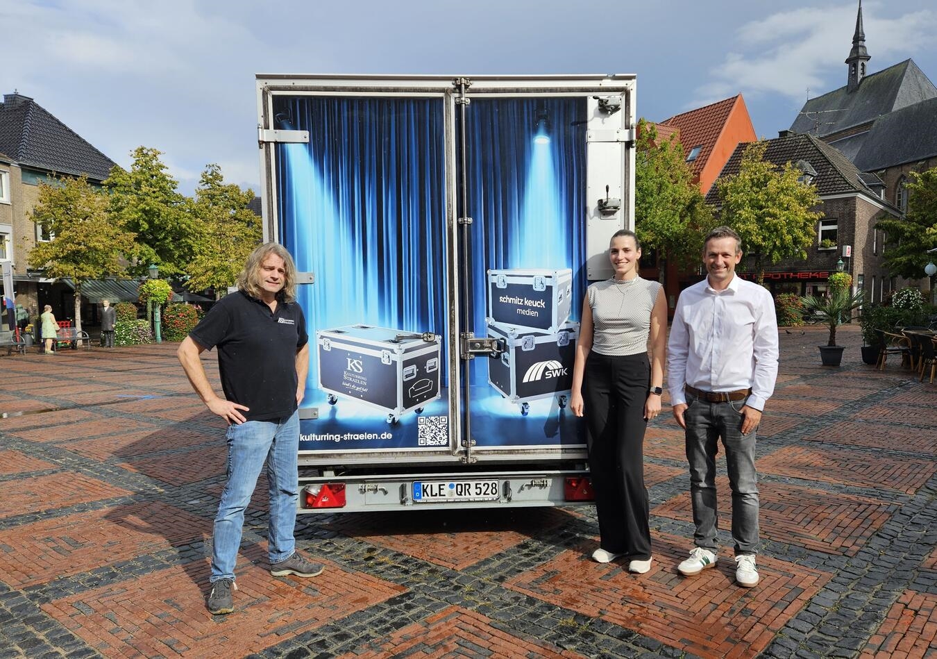 Mit großem Stolz zeigte Norbert Kamphuis (l.), Geschäftsführer beim Kulturring, der stellvertretenden Leiterin der Konzernkommunikation der SWK AG, Denise Matthijsse, und Sebastian Keuck, Geschäftsführer bei Schmitz Keuck Medien, das tolle Ergebnis dieser Runderneuerung. Foto: Kulturring Straelen