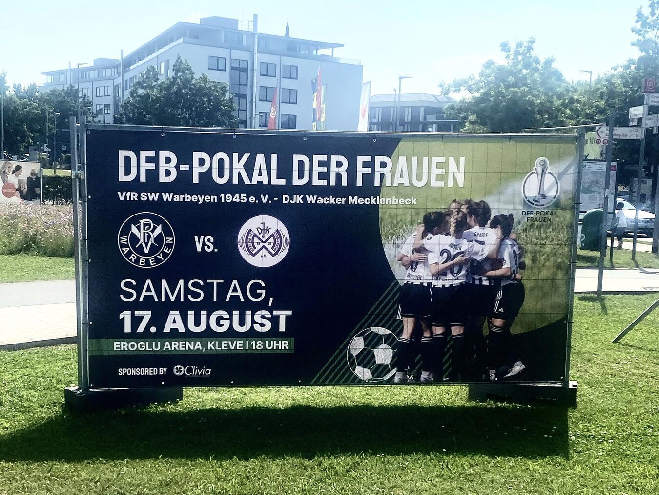 Frauen des VfR Warbeyen im DFB-Pokal Mit großen Bannern wirbt der VfR im Klever Stadtgebiet für seinen Auftritt im DFB-Pokal. Foto: privat
