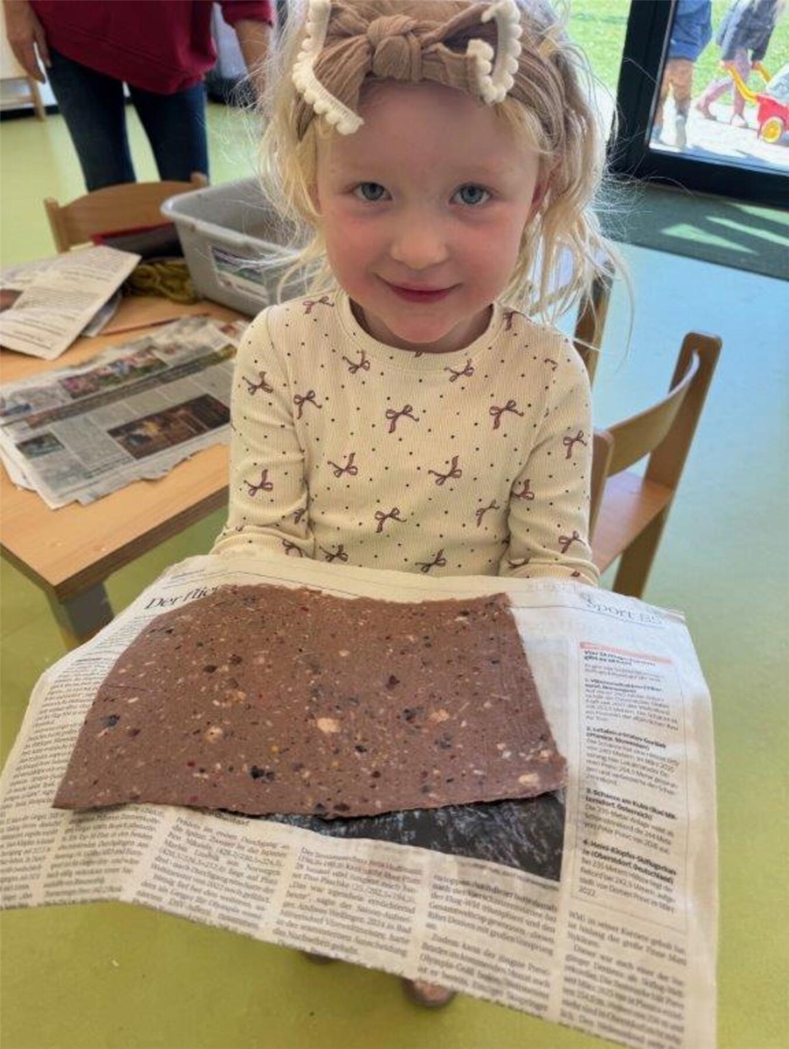 Kinder schöpfen Papier mit Freude, inklusives Event, Lebenshilfe Kreis Kleve.