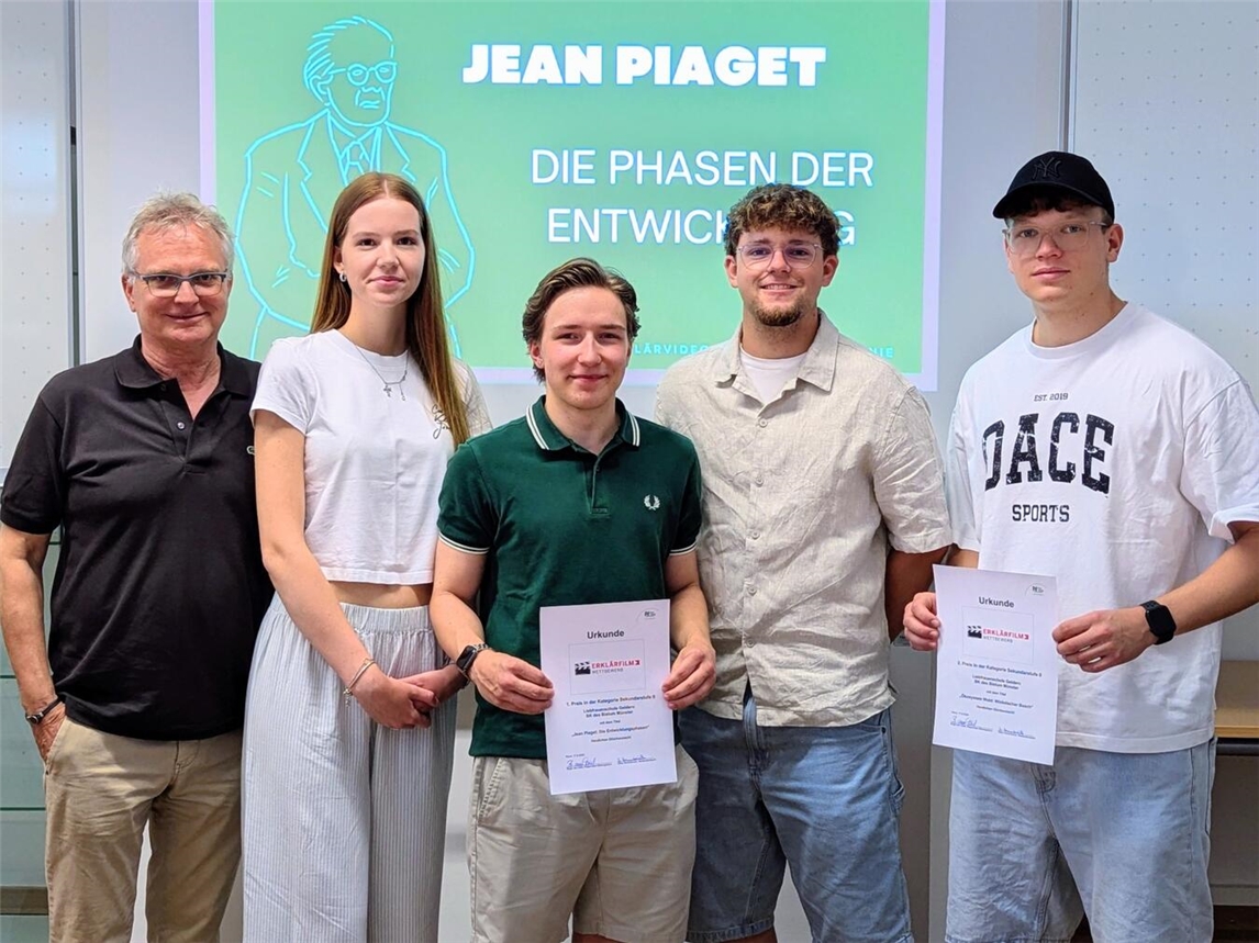 Mit Gutscheinen und Urkunden wurden (v.l) Leonie, Luke, Jakob und Fabian für ihre Erklärfilme ausgezeichnet. Bei dem Wettbewerb unterstützt wurden sie von Lehrer Ewald Hülk (ganz links). NN-Foto: J. Kurschatke