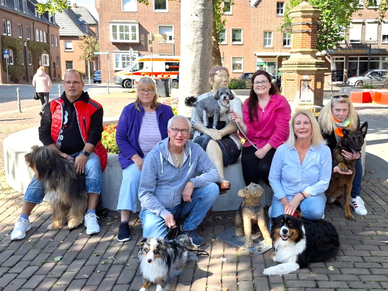 Hund erkundet historische Altstadt am Niederrhein, älteste Region, Spaziergang, Kultur, Geschichte, Ausflug.