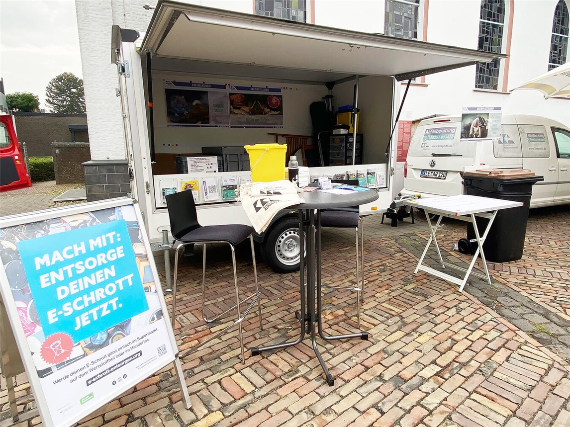 Mit ihrem Info-Anhänger ist die KKA häufiger im Kreisgebiet unterwegs. Am 28. Oktober auch auf dem Flachsmarkt in Goch. Foto: Gabriela Thoenissen/KKA