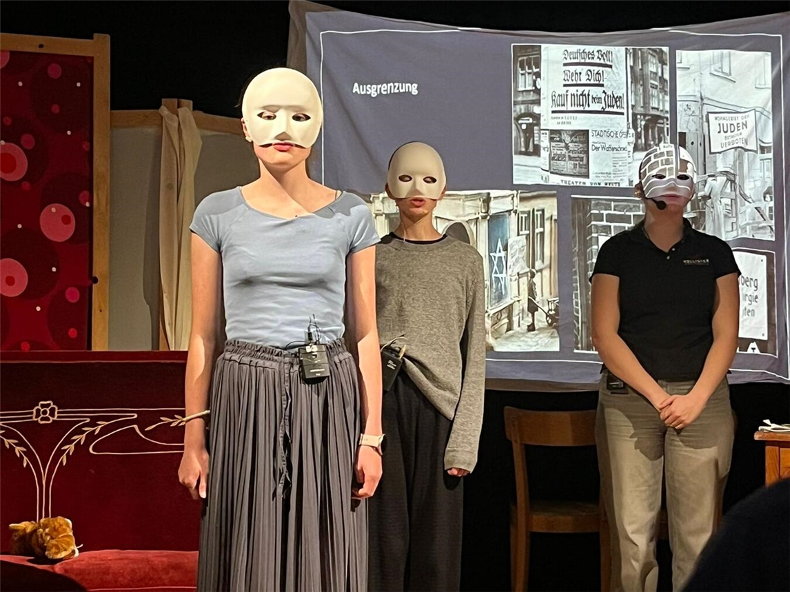 Mit ihrem Theaterstück möchten die sechs Spielerinnen ein Gedenken aussprechen, dass die unzähligen unschuldigen Opfer der NS-Zeit nicht vergessen werden. Foto: privat