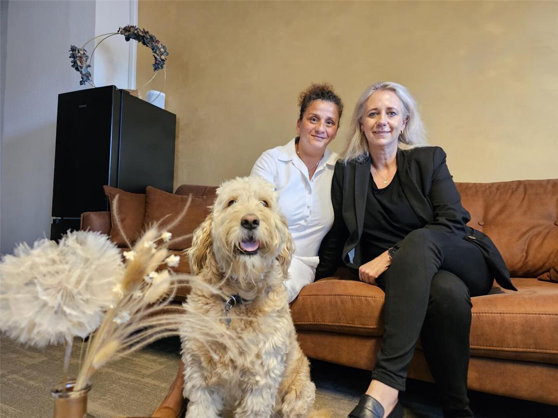 Mit ihrem Verein MaTa unterstützen Tanja Warning (r.) und Mandy Fritze-Rumahi (l.) zusammen mit Therapiehündin Elli Kinder und Jugendliche in ihrer Trauer. NN-Foto: Thomas Langer