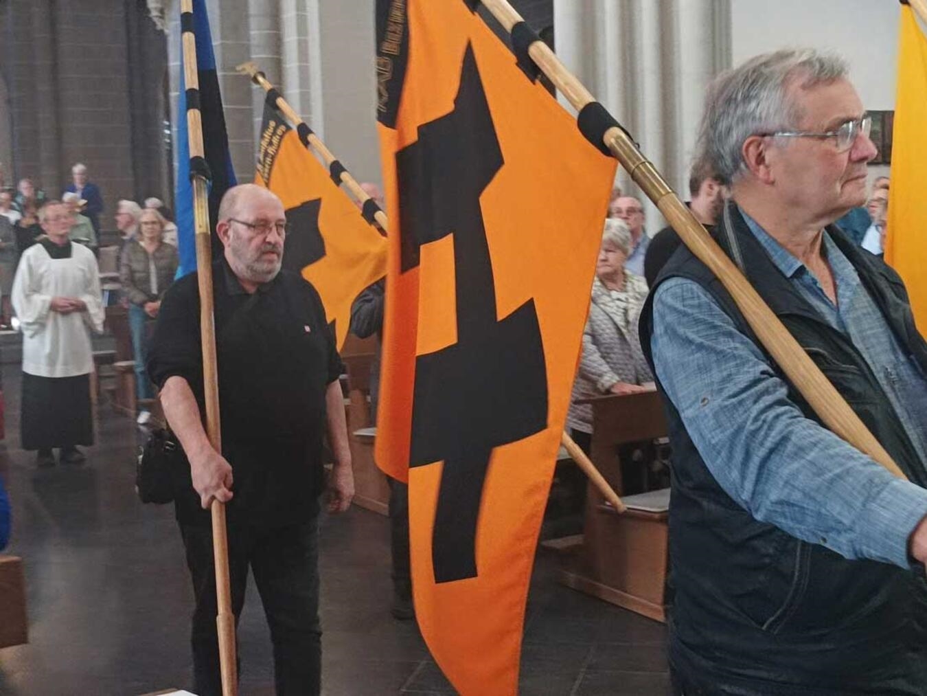 Mit ihren Bannern zogen die Fahnenabordnungen der KAB in den Xantenern Dom ein. Foto: Ulrich Wilmes/KAB