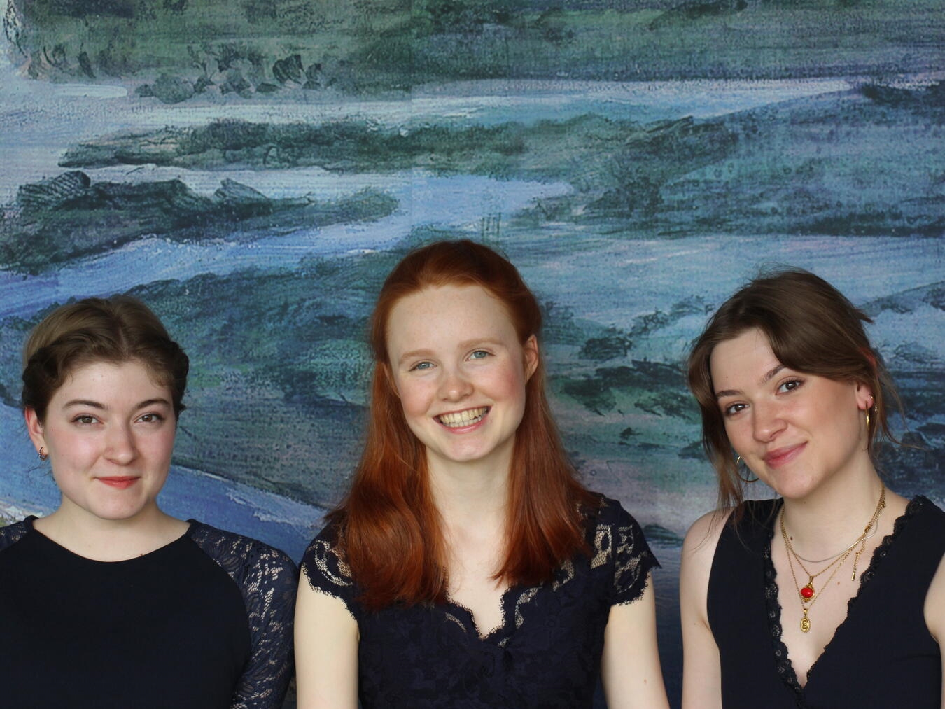 "Sarah, Fama und Merle des Ensemble Triptyque, klassische Musikerinnen, bringen frischen Wind in die Musikszene."