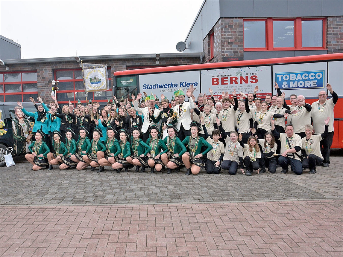 Mit ihrer großen Truppe zieht Prinzessin Janine I. in diesen Tagen durchs Bedburg-Hauer Land. NN-Foto: Rüdiger Dehnen