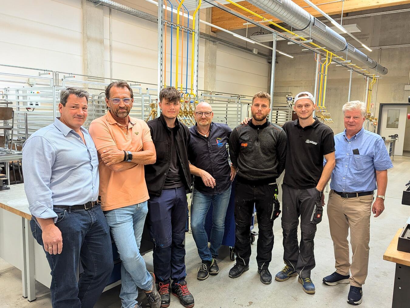 Mit ihrer neuen Lehrwerkstatt zieht die SHK-Innung des Kreises Kleve viele interessierte junge Menschen an. (V.l) Richard Thielen (Geschäftsführer Kreishandwerkerschaft), Vorstandsmitglied der SHK-Innung Klaus van Straelen, Ralf van der Cruysen und Michael Janßen gemeinsam mit drei Auszubildenden. Fotos: JK