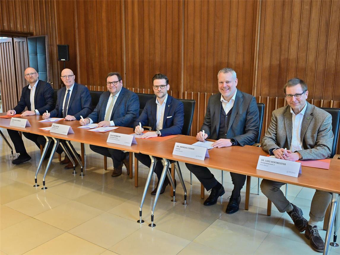 Mit ihrer Unterschrift haben sie das Telenotarztsystem Niederrhein auf den Weg gebracht: Sören Link (Oberbürgermeister der Stadt Duisburg), Christoph Gerwers (Landrat Kreis Kleve), Frank Meyer (Oberbürgermeister der Stadt Krefeld), Felix Heinrichs (Oberbürgermeister der Stadt Mönchengladbach), Dr. Andreas Coenen (Landrat Kreis Viersen) und Dr. Lars Rentmeister (Verwaltungsvorstand Kreis Wesel) Foto: Andreas Bischof