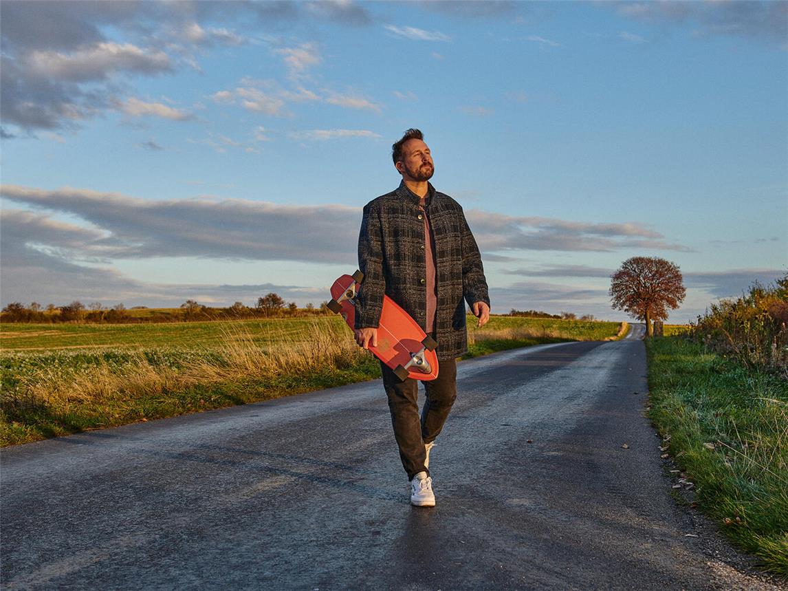 Mit im Gepäck hat der Künstler Florian Künstler sein neues Album „Du bist nicht allein“. Foto: Ben Wolf