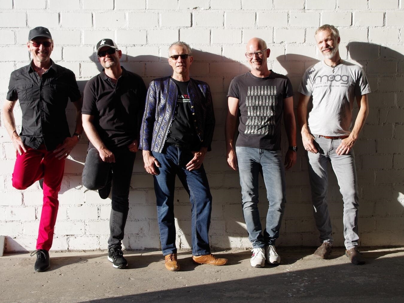 "Live-Auftritt der Band RoxxBoxx, erfahrene Musiker auf der Bühne, energiegeladene Performance, Musik-Event"