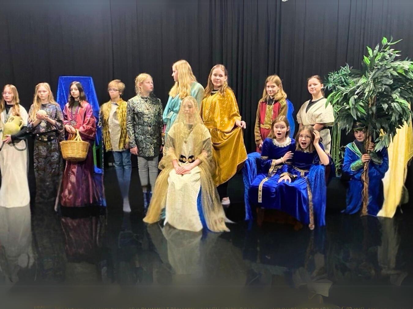 Wenn die Klassenfahrt zur Zeitreise wird Mit Kreativität und Witz hat die Kinder- und Jugendgruppe Theaterspaß eine unterhaltsame Inszenierung geschaffen, die für Zuschauer jeden Alters geeignet ist. Foto: Theater im Fluss