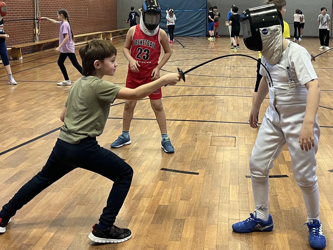 Fechten an der Karl-Leisner-Schule Mit kurzen, gezielten Vorübungen gelang es den Kindern innerhalb kürzester Zeit, die Grundlagen in kleinen Fechteinheiten anzuwenden. Foto: Karl-Leisner-Schule