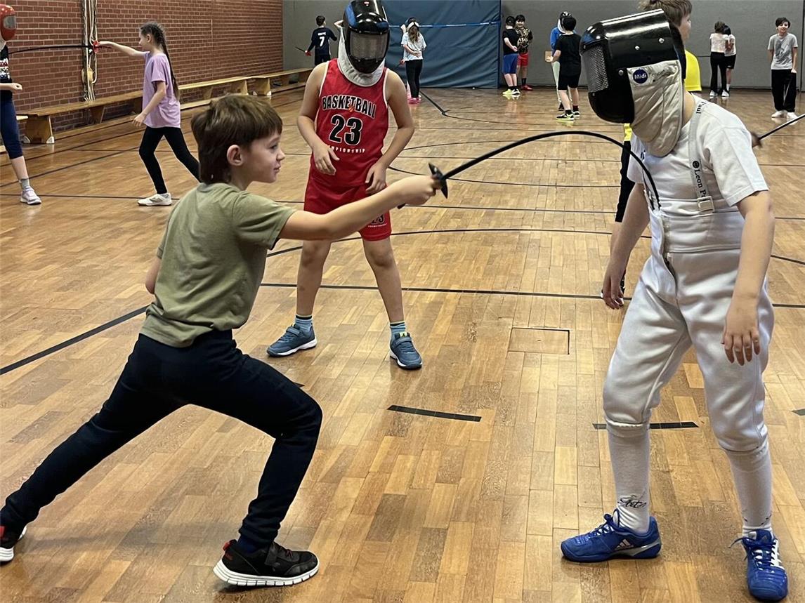 Mit kurzen, gezielten Vorübungen gelang es den Kindern innerhalb kürzester Zeit, die Grundlagen in kleinen Fechteinheiten anzuwenden. Foto: Karl-Leisner-Schule