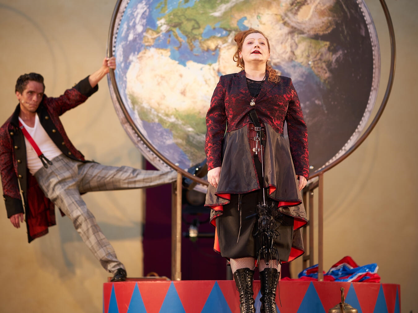 Mit Lady Philea Fogg geht es „In 80 Tagen um die Welt“. Foto: Bernt Haberland/Ensemble Persona