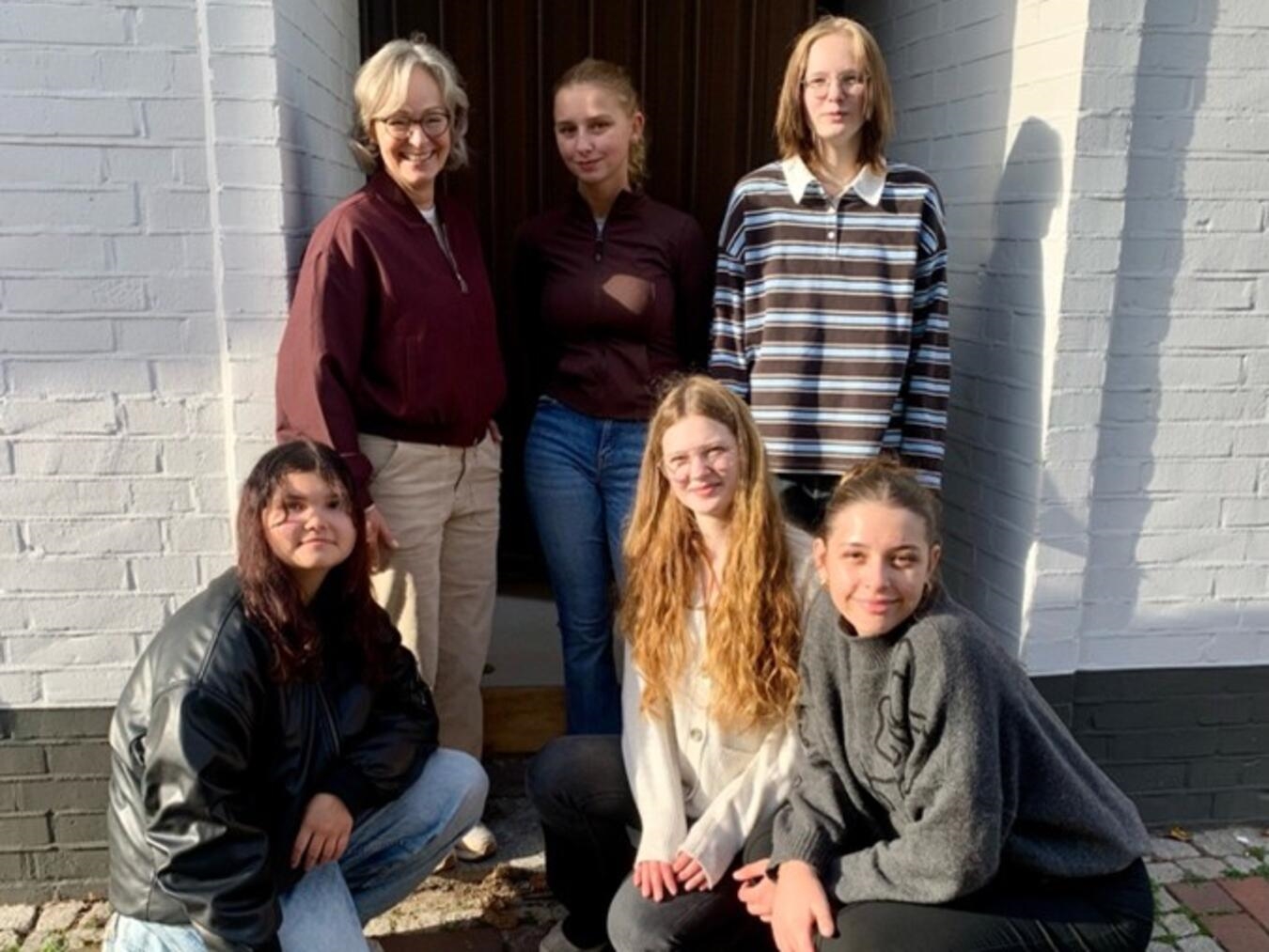 Mit Lappen und Poliermittel ausgestattet, machten die Jugendlichen die Inschriften wieder gut lesbar. Foto: privat