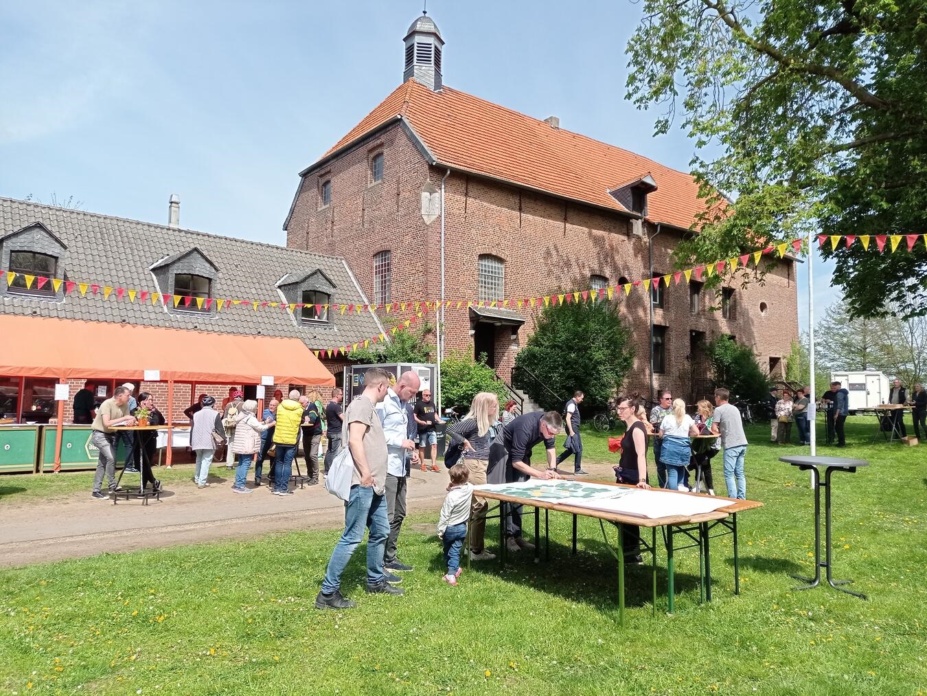 Lebendige Dörfer und Bildung für Nachhaltige Entwicklung Mit Leader fördern die EU und das Land NRW Projekte im ländlichen Raum. In zwei Workshops werden jetzt neue Ideen für die Region entwickelt. Die Anmeldung ist ab sofort möglich.Foto: Lei.La