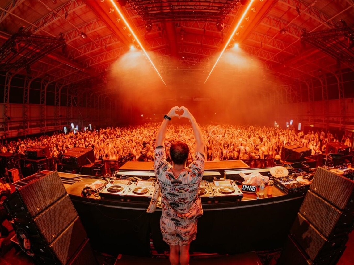 Mit mehr als drei Millionen Hörern auf Spotify zählt Alle Farben zu den bedeutendsten DJs in Deutschland. Seine Good Vibes bringt er am Festival-Freitag auf die Electronic Stage.Foto: Dimension Media