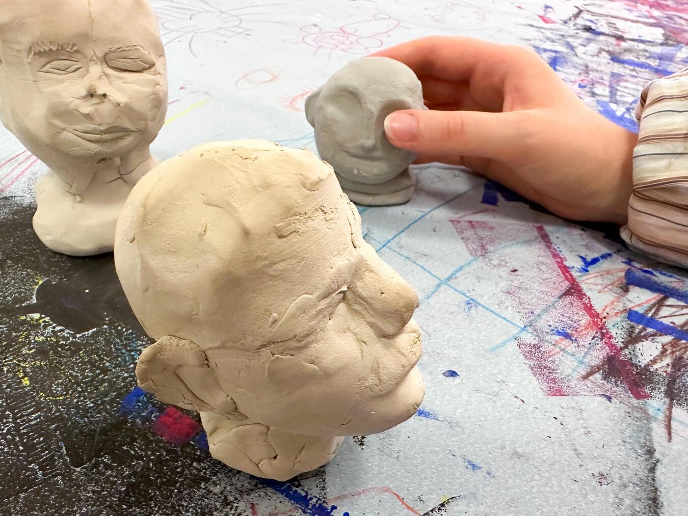 Mit Modelliermasse gestalten die Teilnehmer eine Figur oder ein Relief mit Strukturen und Mustern. Foto: Stiftung Museum Schloss Moyland