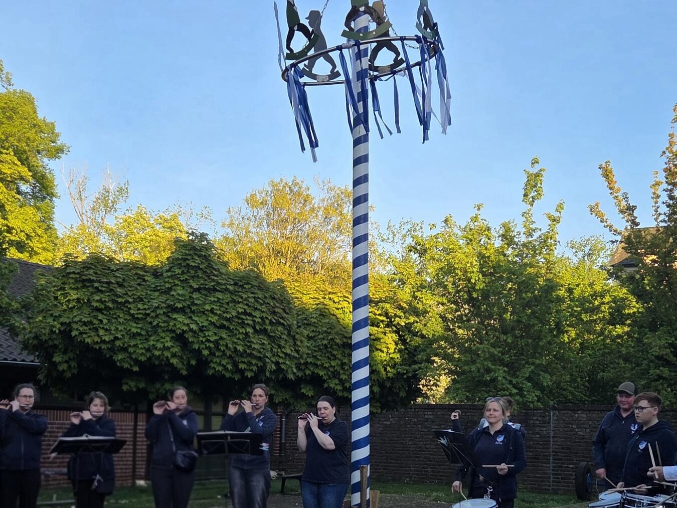 "Traditionelles Maibaumsetzen mit musikalischer Begleitung, Frühlingsfest, Brauchtum"