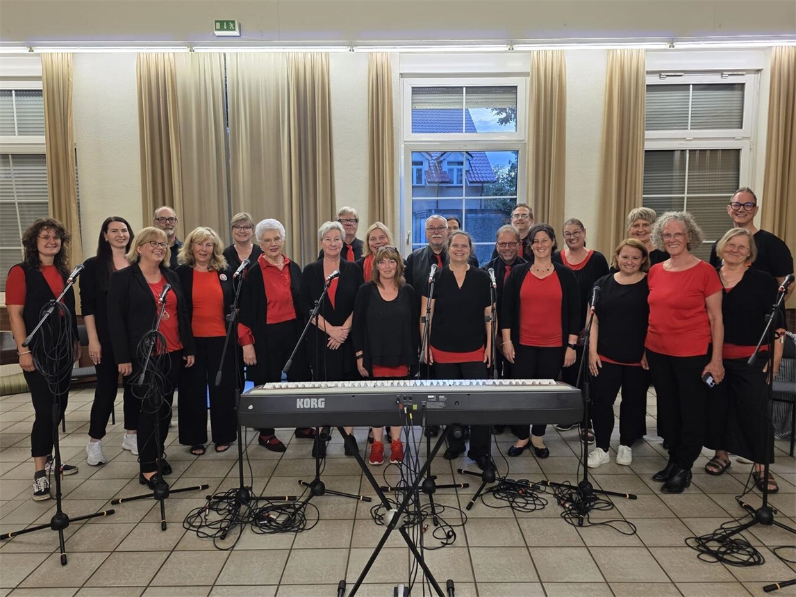 "Different Voices Chor mit neuem Equipment in der Adventszeit, Gruppenfoto, Musikensemble, Weihnachtsvorbereitung"