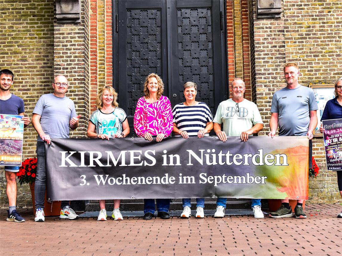 Mit neuem Festwirt hoffen die Kirmesfreunde der Allgemeinen Schützengesellschaft auf zahlreiche Besucher zu den Kirmesveranstaltungen in Nütterden (v.l.):. Christoph Jansen, Andreas Bouten, Heike Elbers, die amtierende Königin der ASG Sandra van der Zweep, Michaela Hendricks, Festwirt Michael Hagedorn, Matthias Senger und Claudia Janßen. Foto: Thomas Tabery