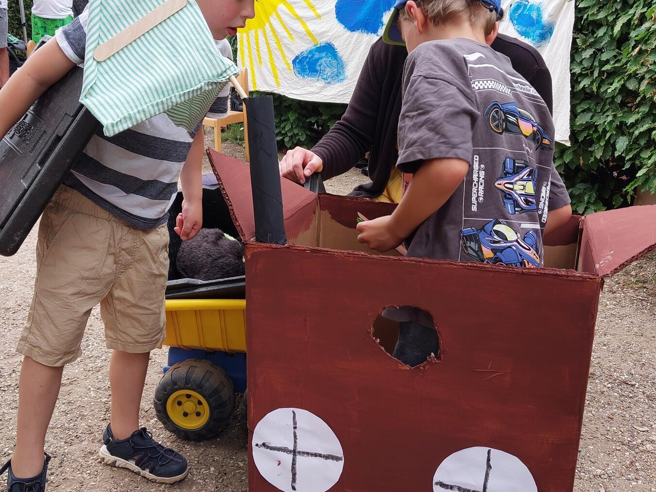 Mit Piratenschiff und Fantasie auf großer Fahrt: Kinder der U3-Gruppe präsentieren stolz ihr selbst gestaltetes Abenteuer rund um Drachen und Freibeuter beim Tag der offenen Tür im DRK Familienzentrum Hoppetosse in Xanten-Vynen. Foto: DRK