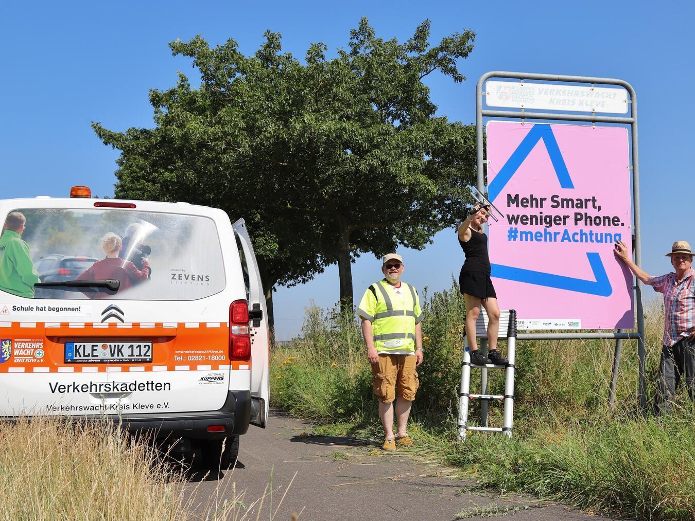 Mit Plakataktionen an unterschiedlichen Stellen im Kreis Kleve ruft die Verkehrswacht die Autofahrer zu verantwortungsbewusstem Fahren auf. Foto: Falk Neutzer