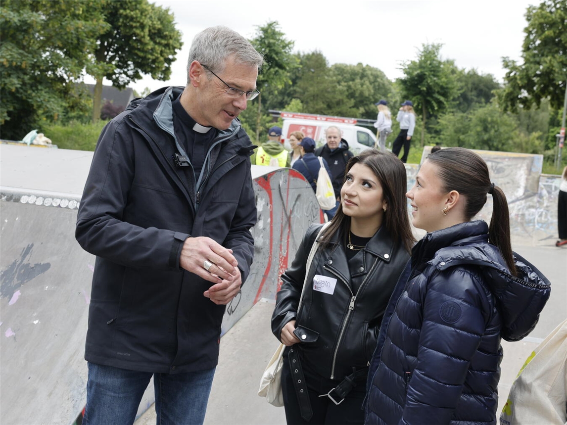 Bischof Dr. Heiner Wilmer auf Waveboard mit Schülern am Skaterpark in Geldern, Liebfrauen-Berufskolleg, Realschule.