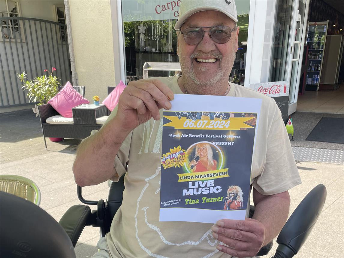 Mit seinem Emobile Scooter ist Eric Mulders zurzeit dauernd unterwegs, um die Open-Air-Benefiz- Gala in Geldern am 6. Juli zu organisieren. Er freut sich auf alle Künstler, aber ganz besonders auf die Tina- Turner-Show von Linda Maarseveen.Foto: Gerd Lange