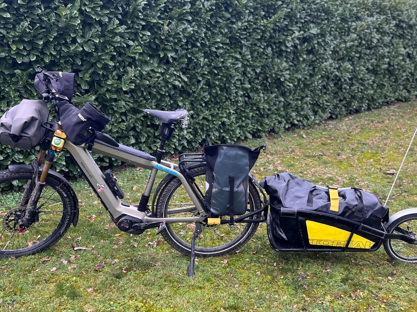 Mit seinem Fahrrad, liebevoll „Wurm“ genannt, startet Thomas Hommen in diesem Jahr von seinem Alpener Zuhause aus in die Ferne. Foto: privat