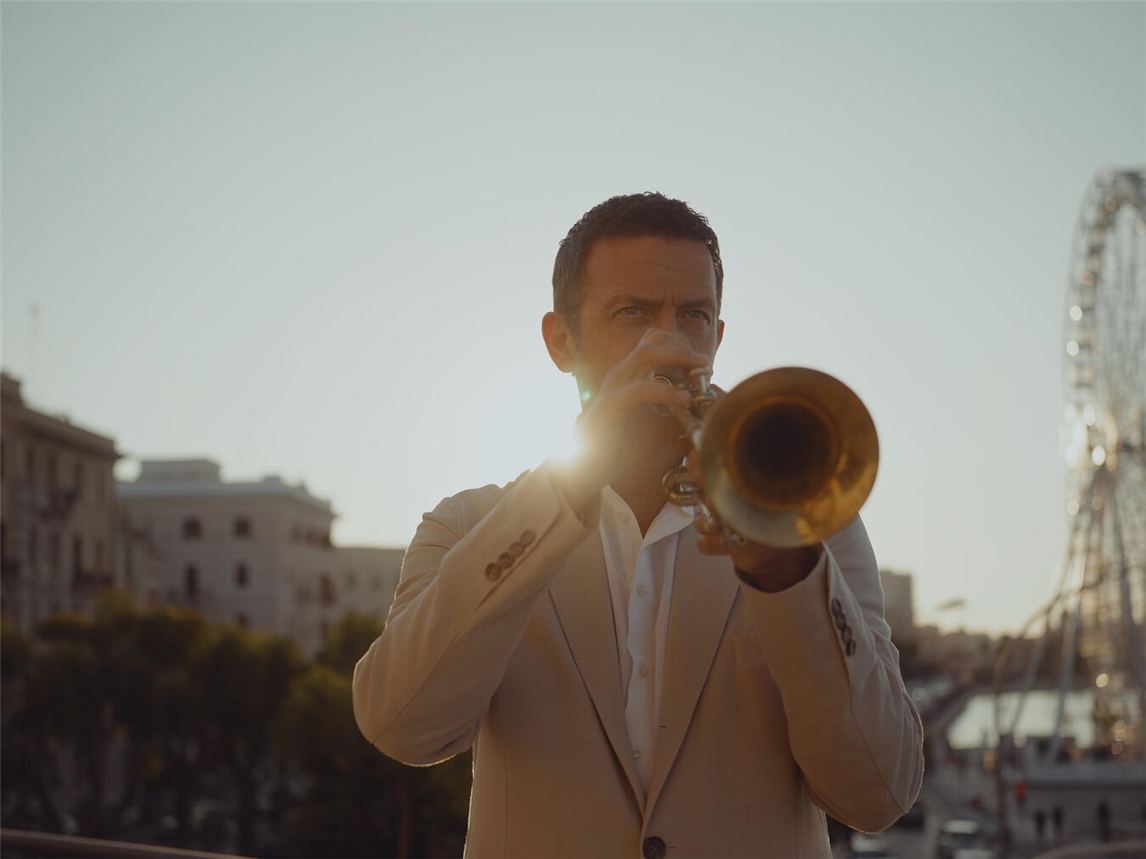 Mit seinem neuen Album „Italia“ wird er am 7. April das Publikum in der Tonhalle begeistern. Foto: Stef Zinsbacher/Joel Heyd