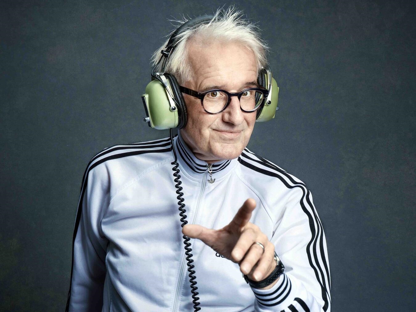 Christoph Brüske auf der Bühne in Emmerich beim Programm „Lass das mal die Boomer machen“, Foto von Oliver Haas.