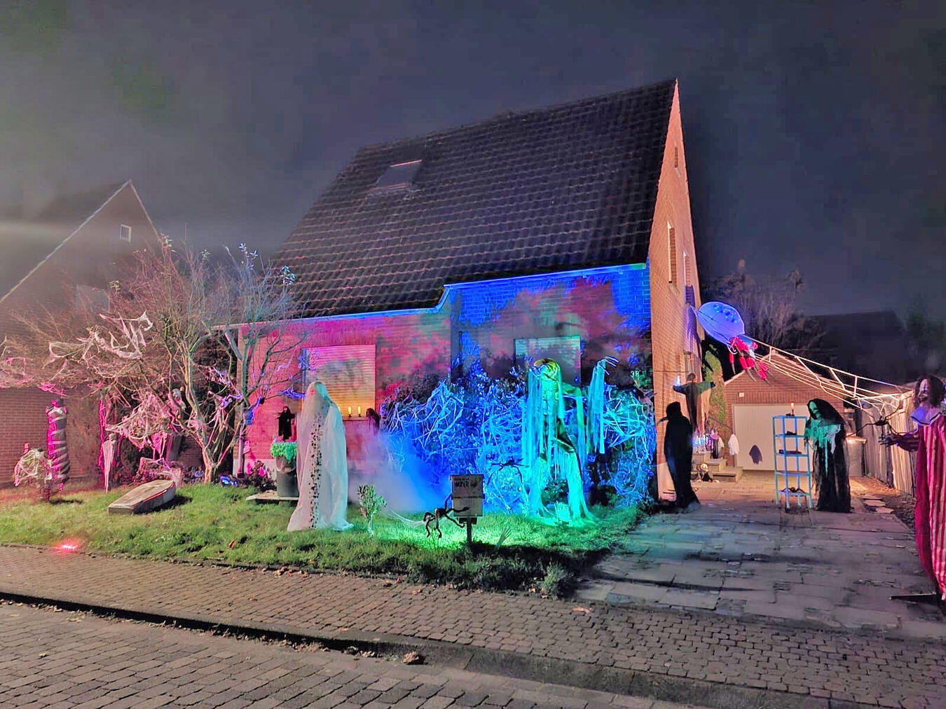 An Halloween wird der Niederrhein wieder schaurig-schön Mit seinen Dekorationen folgt der 17-jährige ganze Konzepte: Alles begann mit einem Friedhof, zukünftig soll der Fokus auf dem Thema „Kürbis“ liegen.