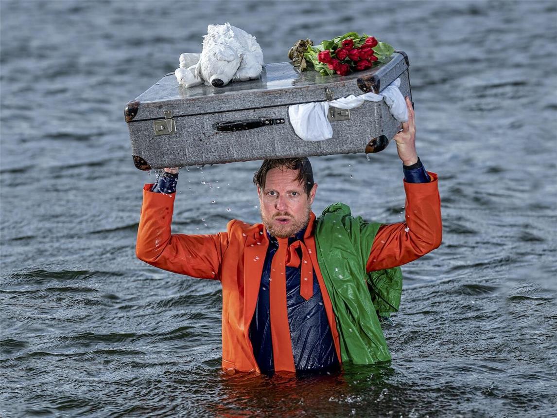 Mit seiner ersten deutschsprachigen Vorstellung kommt der niederländische Kabarettisten Patrick Nederkoorn nach Rees. Foto: Nico Brons