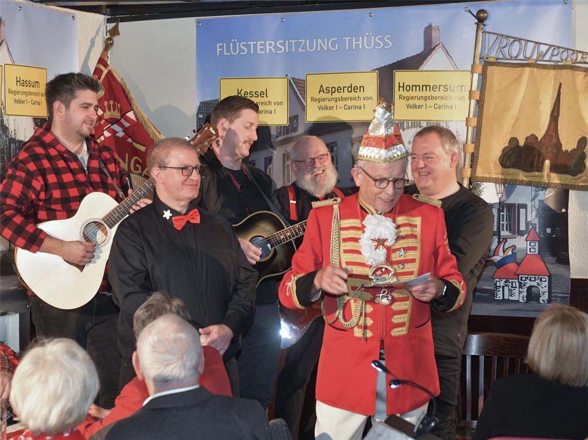 Mit Sitzungspräsident Heiner Terbuyken (2. v.r.) wurde fünf Stunden lang „geflüstert“ und gelacht. NN-Foto: Gerhard Seybert