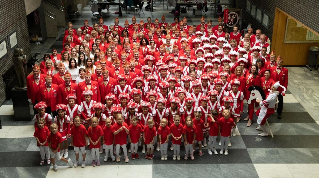 "Jubiläumsfeier 1. G.G.K. Rot-Weiß: 70 Jahre Vereinsgeschichte, Gruppenfoto, festlich gekleidet, historischer Meilenstein"