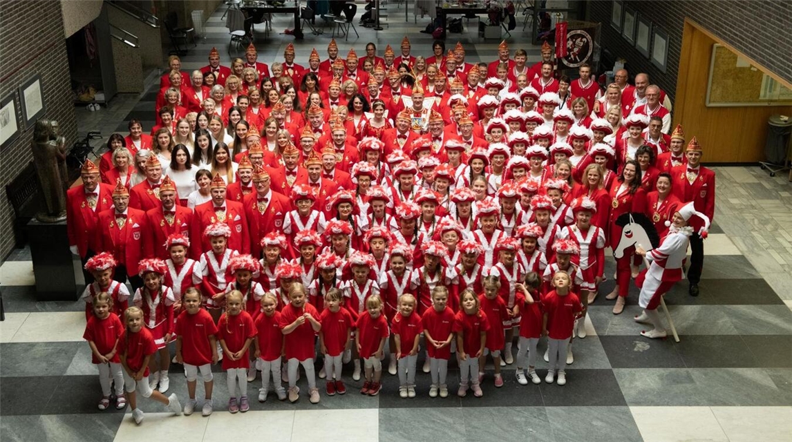 "Jubiläumsfeier 1. G.G.K. Rot-Weiß: 70 Jahre Vereinsgeschichte, Gruppenfoto, festlich gekleidet, historischer Meilenstein"