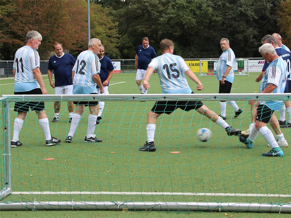 Mit Taktik und präzisem Pass zum Torerfolg: Flanken und Sprints sind beim „Walking Football“ auf dem Kleinspielfeld nicht erlaubt. Foto: FVN