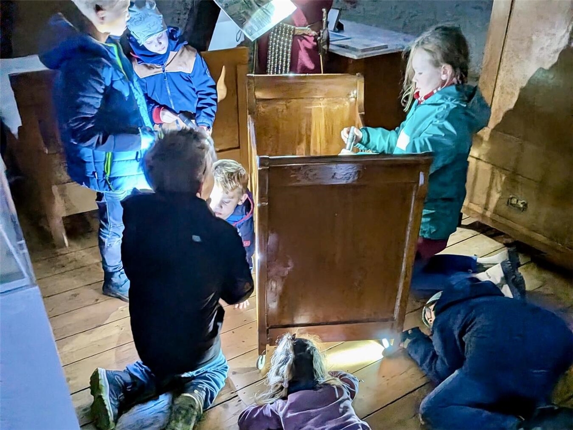 Mit Taschenlampen erkunden die Arenacum-Kids das Museum Forum Arenacum und entdecken Geschichte spielerisch und mit großer Neugier. Foto: Arenacum Rindern