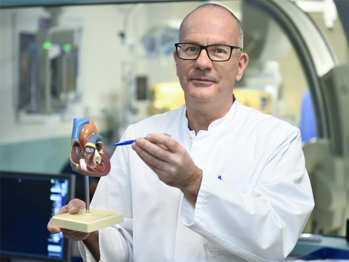 Mit über 440.000 Fällen pro Jahr ist die Herzschwäche die häufigste Einzeldiagnose für Krankenhausaufnahmen. In etwa 70 Prozent der Fälle gehen der Herzinsuffizienz lange bestehende Grunderkrankungen voraus. Dr. Norbert Bayer und sein Team laden zu Infoabenden. Foto: KKLE / Thomas Momsen