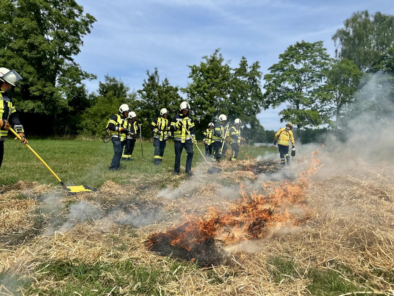Mit Unterstützung des Vereins „@fire - Internationaler Katastrophenschutz Deutschland“ übte die Gelderner Feuerwehr den Ernstfall „Wald- & Vegetationsbrand“.Foto: Stadt Geldern/Terhorst
