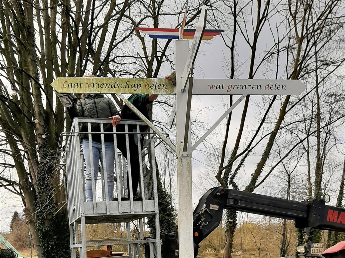 Mit Unterstützung historischer Trecker werden achtlos weggeworfenes Papier, Glas und sonstige Abfälle am 21. März eingesammelt. Auch die Schilder und Infotafeln im Dorf werden geputzt. Foto: HVV