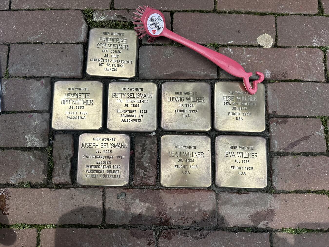 Mit vereinten Kräften sollen die Stolpersteine wieder zum Glänzen gebracht werden. Foto: privat