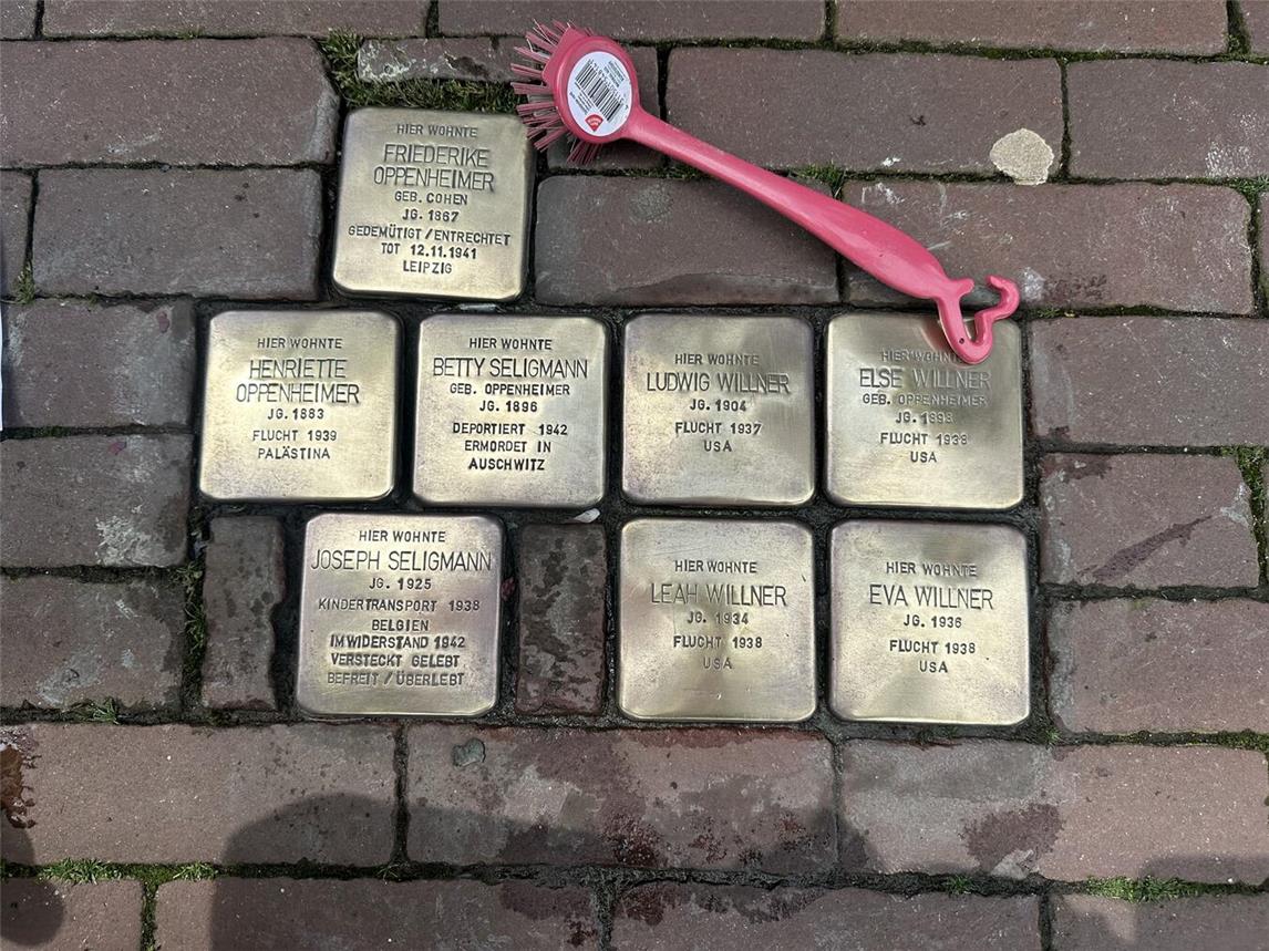 Mit vereinten Kräften sollen die Stolpersteine wieder zum Glänzen gebracht werden. Foto: privat