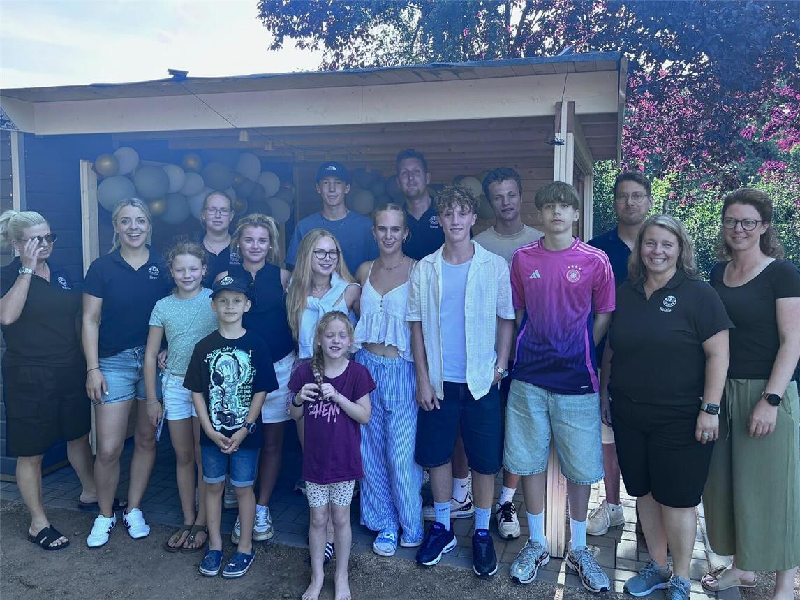 Mit vereinten Kräften und viel Herzblut ist es vollbracht: Der TC Sevelen 1980 hat nun ein eigenes Jugendclubhaus – und das wird nicht nur von den Kids gefeiert.Foto: TC Sevelen