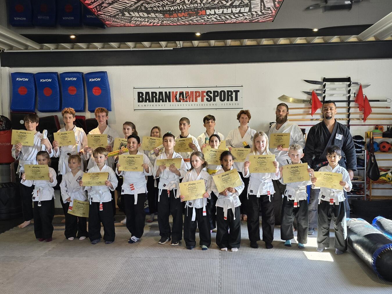 Mit viel Einsatz, Disziplin und Teamgeist meisterten alle Teilnehmenden die gestellten Anforderungen – und konnten sich am Ende über ihre neuen Gürtelgrade freuen. Foto: Kempo Kleve