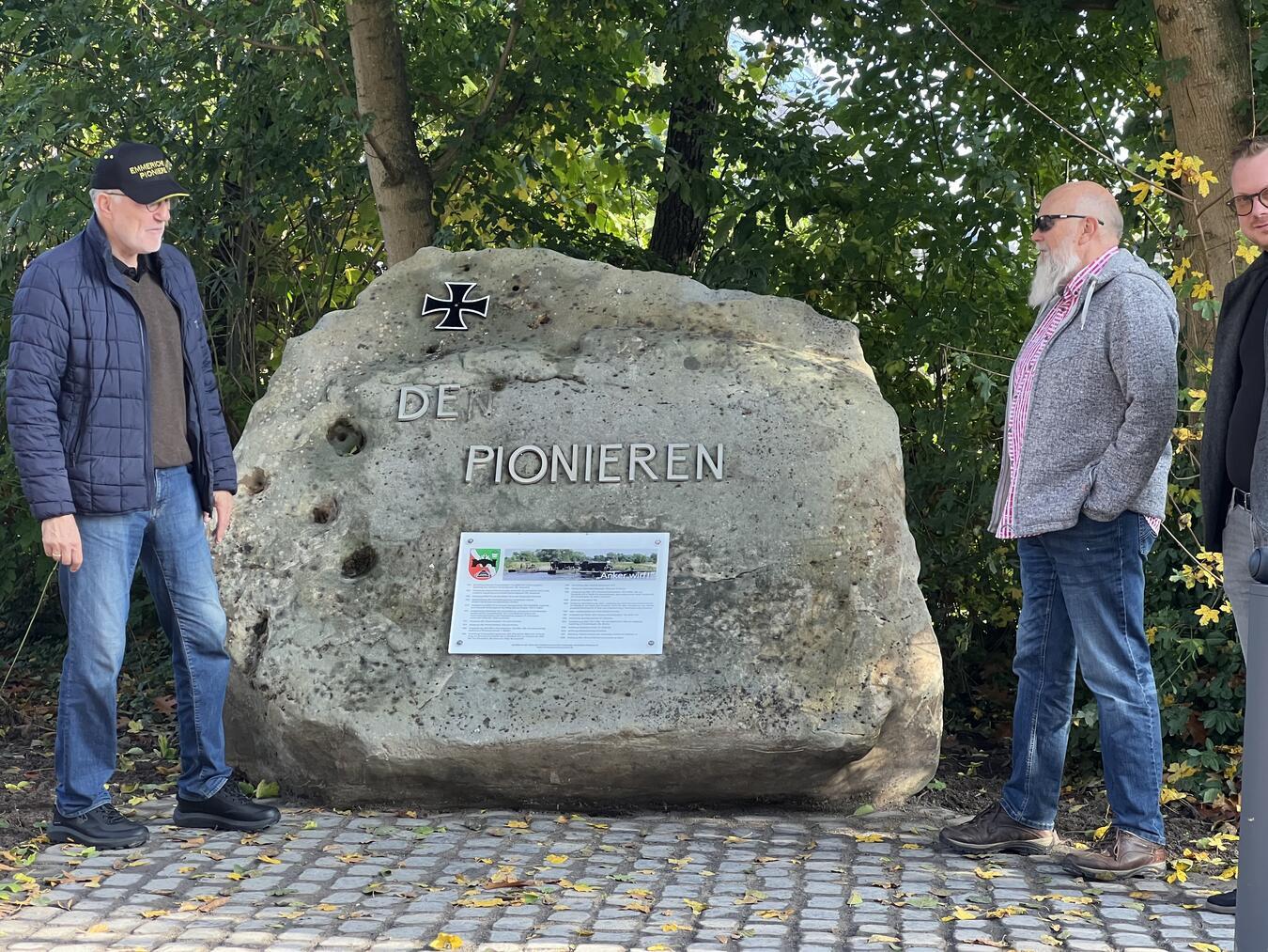 Pionier-Gedenkstein erstrahlt in neuem Glanz Mit viel Engagement: Joachim Sigmund, Ralf Oostendorp und Steffen Borth am Gedenkstein. Foto: privat