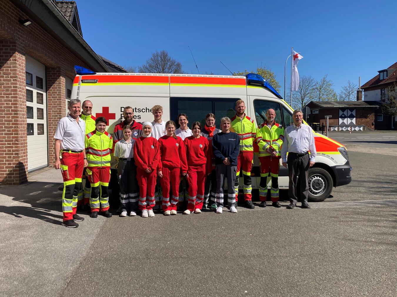 Neue Sanitätskräfte für das DRK im Kreis Wesel Mit viel Engagement, Lernbereitschaft und Teamgeist haben neun ehrenamtliche Helfer des DRK Kreisverbands Niederrhein erfolgreich ihre Sanitätsdienstausbildung abgeschlossen. Foto: DRK